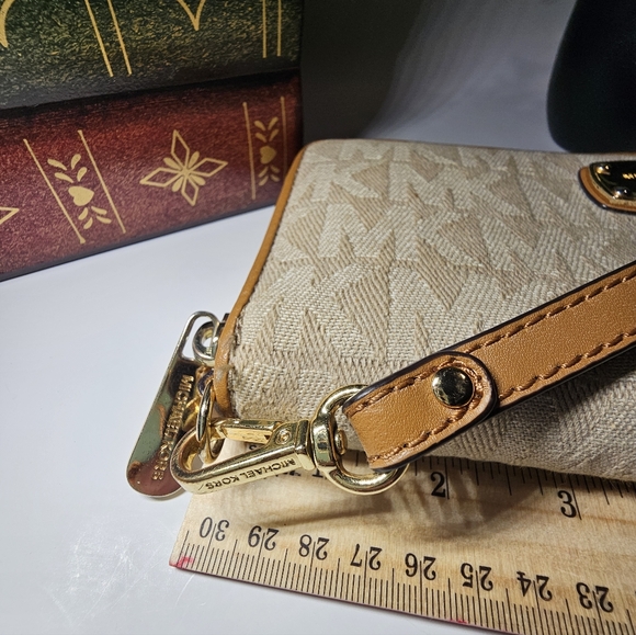 EUC Michael Kors Vanilla MK Monogram Travel Zip Continental Wallet / Wristlet - Picture 3 of 13